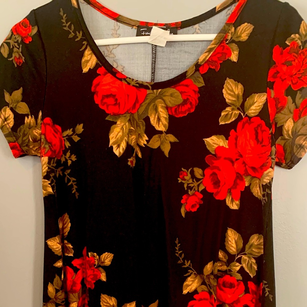 Knee-length cap-sleeve rose dress